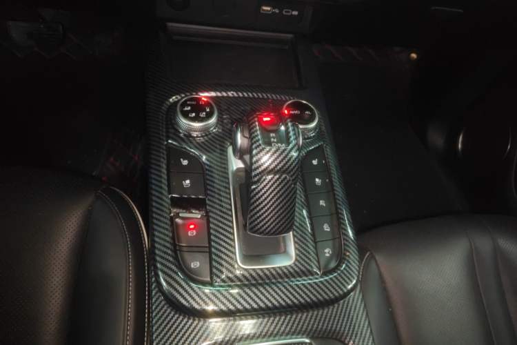 Used Tank 300 2023 City Edition 2.0T—Stylish as Ever Gear Lever
