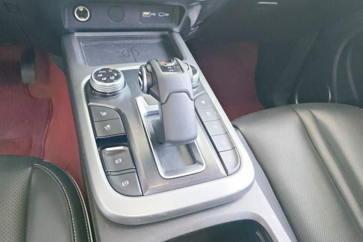 Used Tank 300 2023 City Edition 2.0T—Stylish as Ever Gear Lever