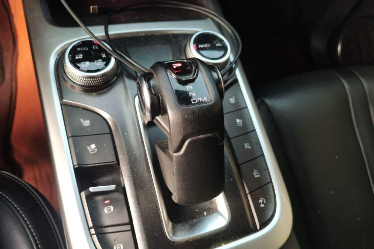 Used Tank 300 2023 City Edition 2.0T—Stylish as Ever Gear Lever