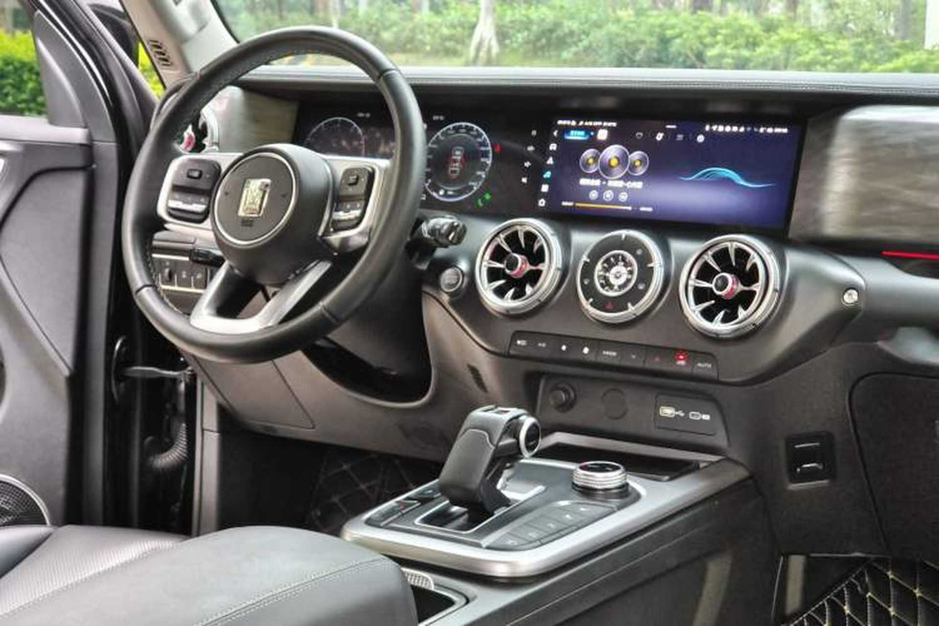Used Tank 300 2023 City Edition 2.0T—Stylish as Ever Gear Lever