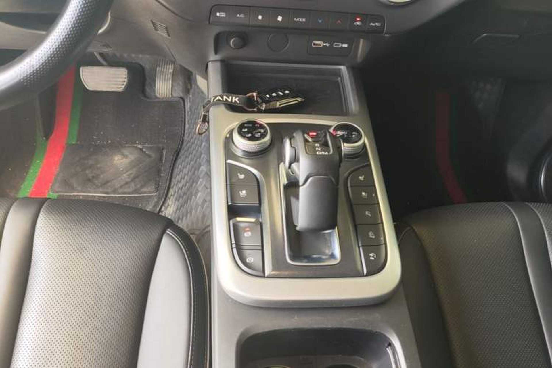 Used Tank 300 2023 City Edition 2.0T—Stylish as Ever Gear Lever