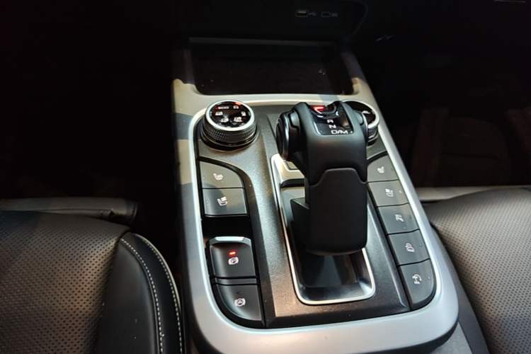 Used Tank 300 2023 City Edition 2.0T—Stylish as Ever Gear Lever
