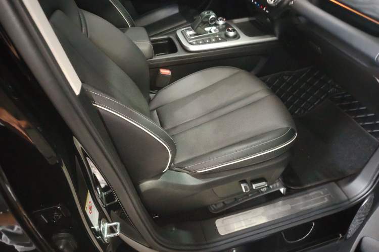 Used Tank 300 2023 City Edition 2.0T—Stylish as Ever Interior 7