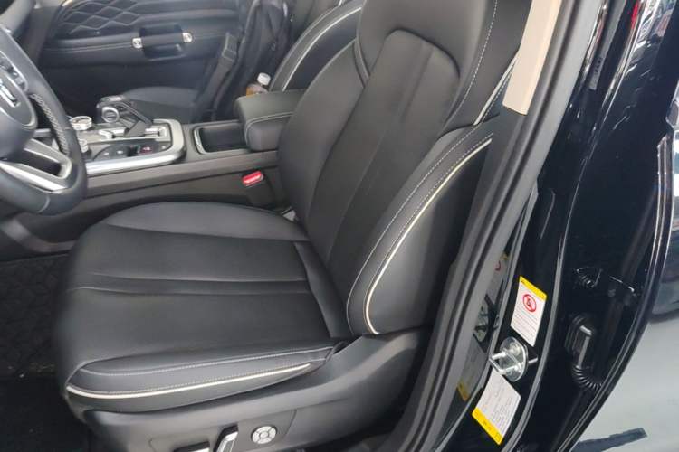 Used Tank 300 2023 City Edition 2.0T—Stylish as Ever Left Front Seat