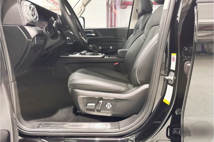 Used Tank 300 2023 City Edition 2.0T—Stylish as Ever Left Front Seat