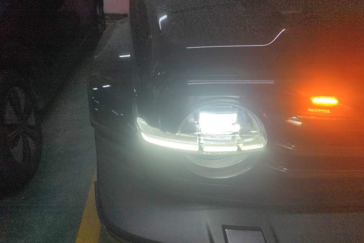Used Tank 300 2023 City Edition 2.0T—Stylish as Ever Right Front Headlight