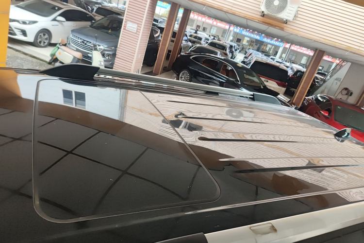 Used Tank 300 2023 City Edition 2.0T—Stylish as Ever Roof