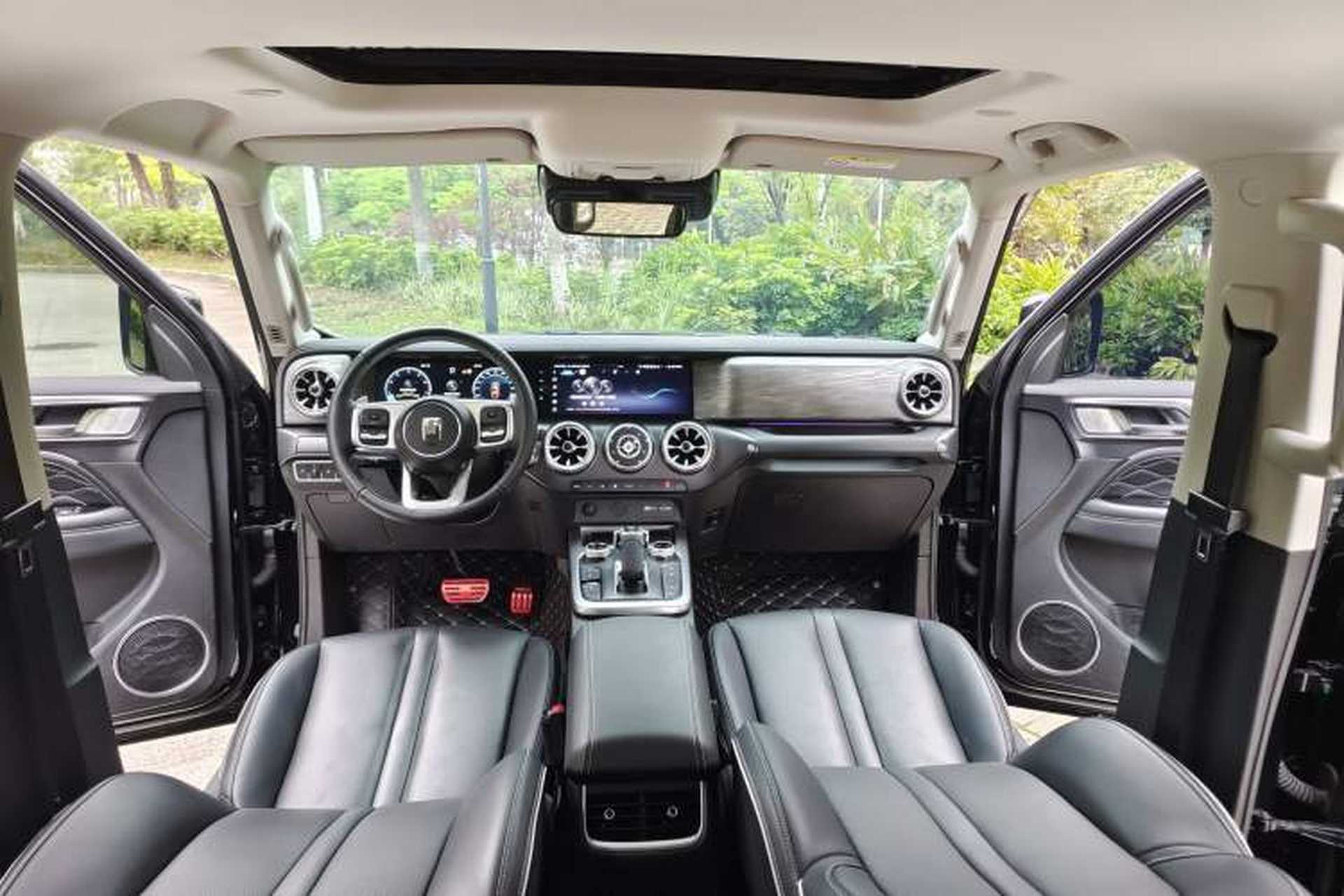 Used Tank 300 2023 City Edition 2.0T—Stylish as Ever Roof