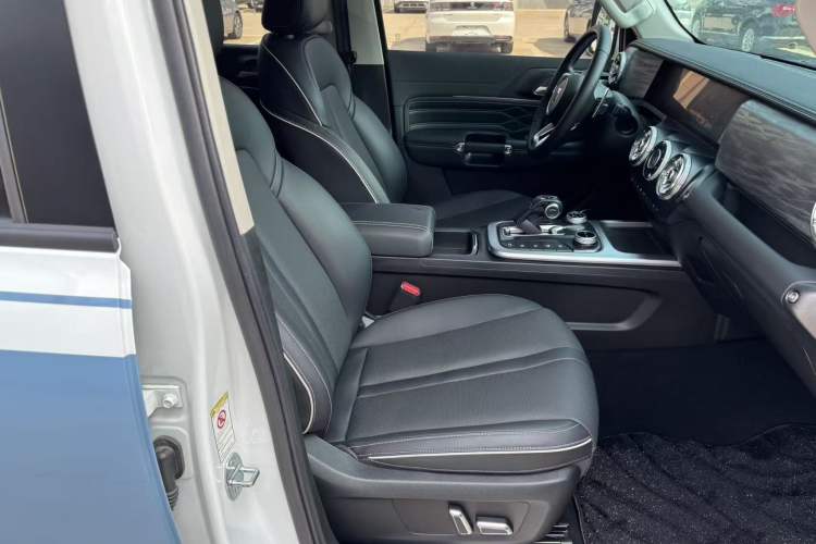 Used Tank 300 2023 City Edition 2.0T—Stylish as Ever Right Front Seat