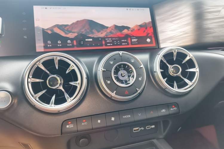 Used Tank 300 2023 Off-Road Edition 2.0T Challenger Audio And AC Panel