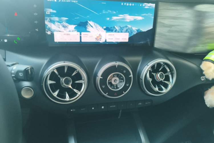 Used Tank 300 2023 City Edition 2.0T—Stylish as Ever Audio And AC Panel