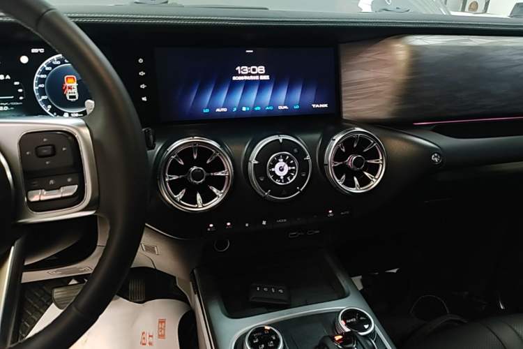 Used Tank 300 2023 City Edition 2.0T—Stylish as Ever Audio And AC Panel