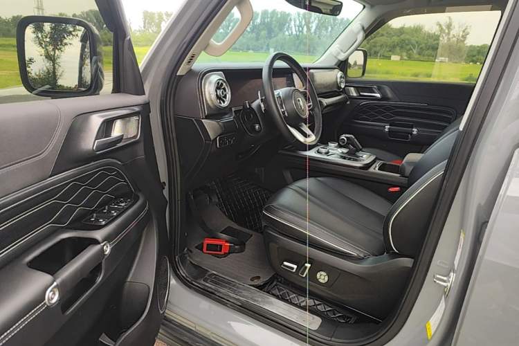 Used Tank 300 2023 City Edition 2.0T—Stylish as Ever Driver Seat