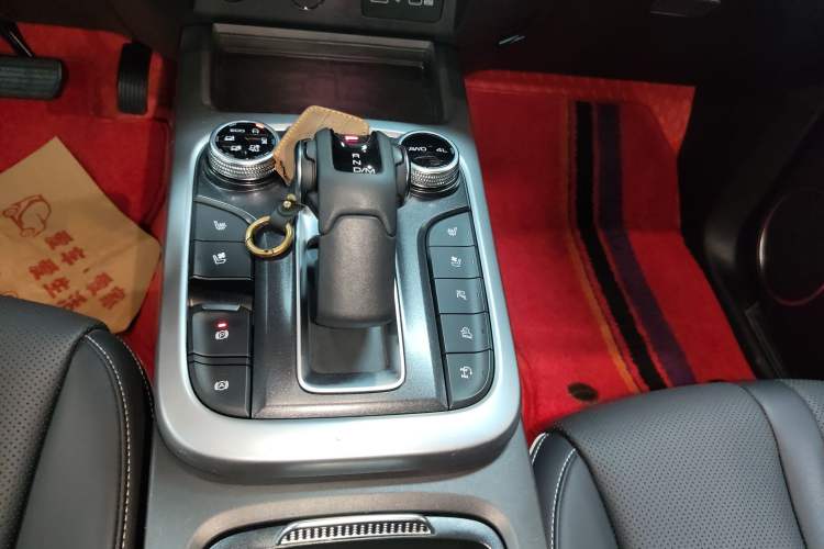 Used Tank 300 2023 City Edition 2.0T—Stylish as Ever Gear Lever