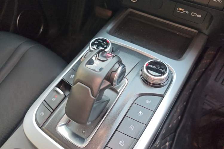 Used Tank 300 2023 City Edition 2.0T—Stylish as Ever Gear Lever
