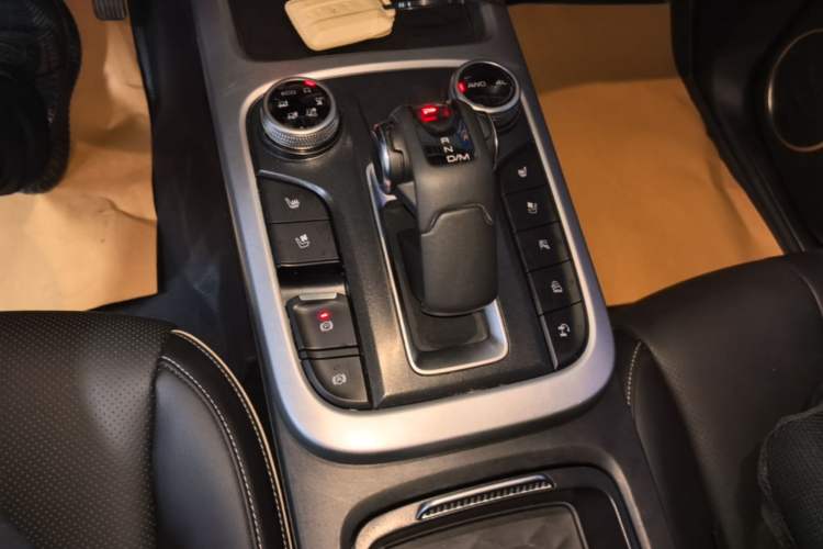 Used Tank 300 2023 City Edition 2.0T—Stylish as Ever Gear Lever