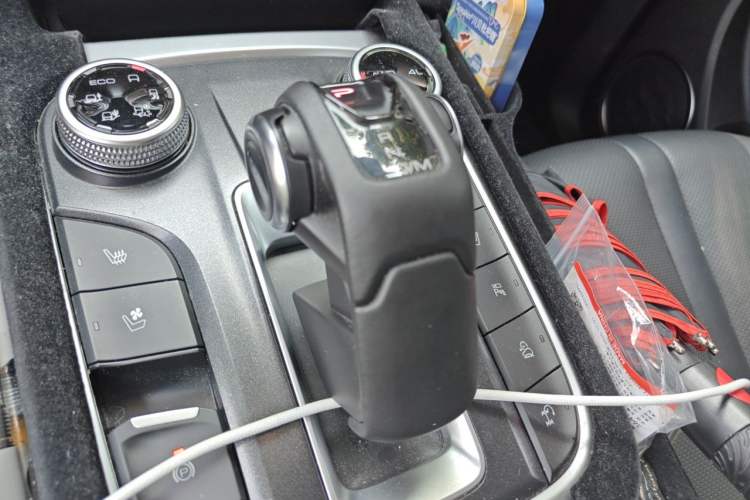 Used Tank 300 2023 City Edition 2.0T—Stylish as Ever Gear Lever