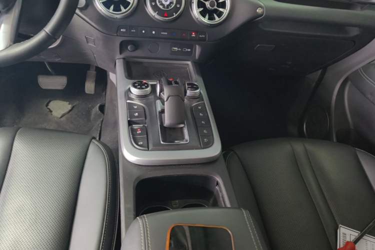 Used Tank 300 2023 City Edition 2.0T—Stylish as Ever Gear Lever