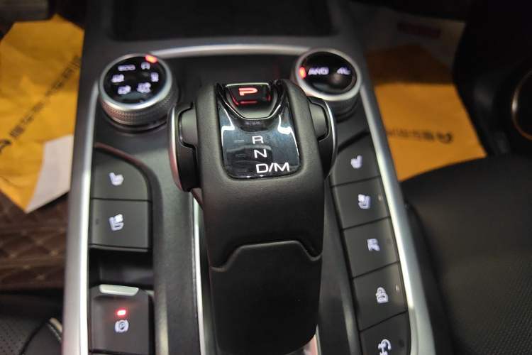 Used Tank 300 2023 City Edition 2.0T—Stylish as Ever Gear Lever
