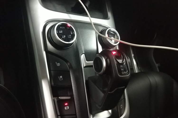 Used Tank 300 2023 City Edition 2.0T—Stylish as Ever Gear Lever