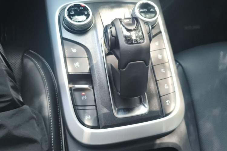 Used Tank 300 2023 City Edition 2.0T—Stylish as Ever Gear Lever