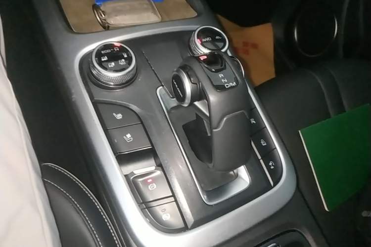 Used Tank 300 2023 City Edition 2.0T—Stylish as Ever Gear Lever