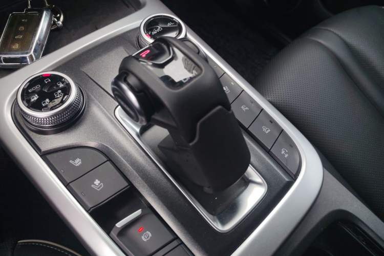 Used Tank 300 2023 City Edition 2.0T—Stylish as Ever Gear Lever