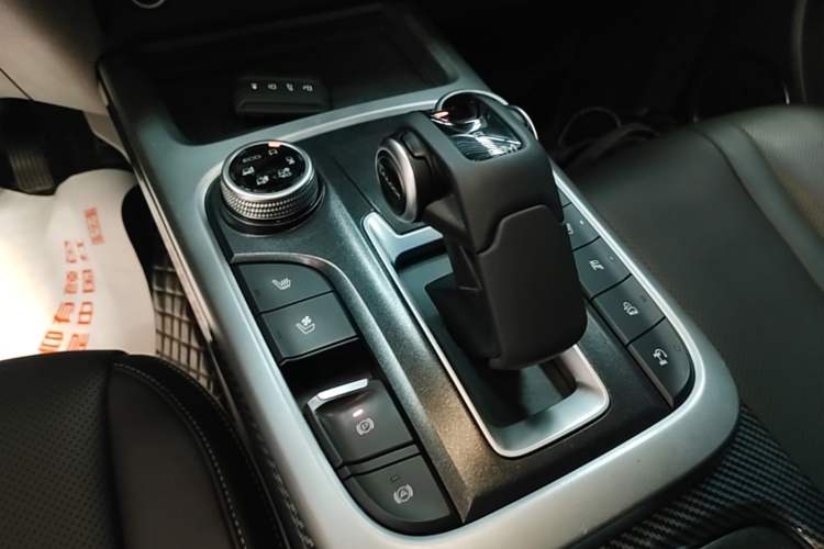 Used Tank 300 2023 City Edition 2.0T—Stylish as Ever Gear Lever