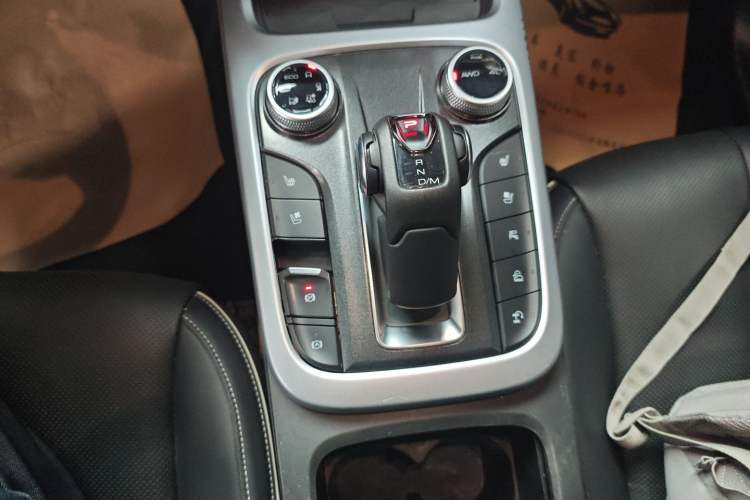 Used Tank 300 2023 City Edition 2.0T—Stylish as Ever Gear Lever