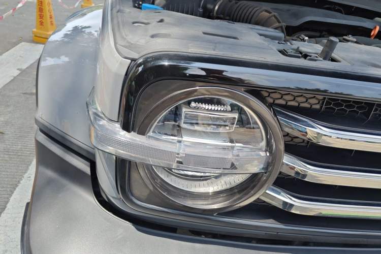 Used Tank 300 2023 City Edition 2.0T—Stylish as Ever Right Front Headlight