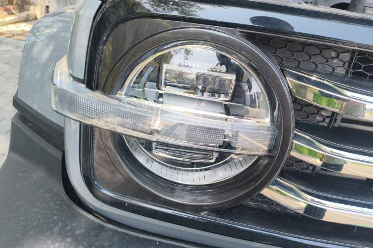 Used Tank 300 2023 City Edition 2.0T—Stylish as Ever Right Front Headlight