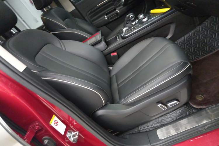 Used Tank 300 2023 Off-Road Edition 2.0T Conqueror Right Front Seat