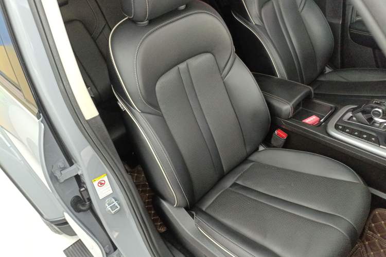 Used Tank 300 2023 City Edition 2.0T—Stylish as Ever Right Front Seat