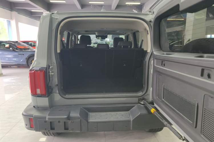 Used Tank 300 2023 City Edition 2.0T—Stylish as Ever Trunk