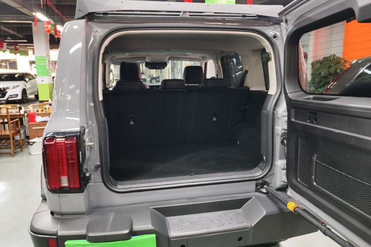 Used Tank 300 2023 City Edition 2.0T—Stylish as Ever Trunk