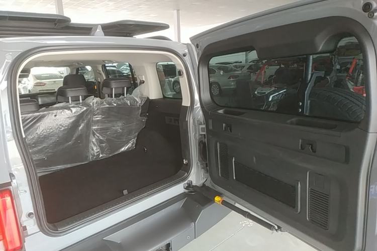 Used Tank 300 2023 City Edition 2.0T—Stylish as Ever Trunk