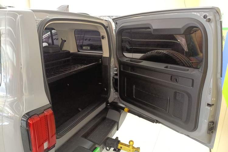 Used Tank 300 2023 City Edition 2.0T—Stylish as Ever Trunk