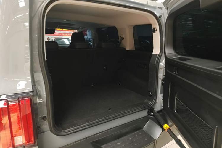 Used Tank 300 2023 City Edition 2.0T—Stylish as Ever Trunk