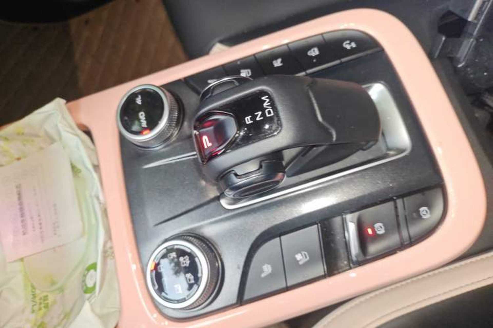 Used Tank 300 2023 City Edition 2.0T—Stylish as Ever Gear Lever