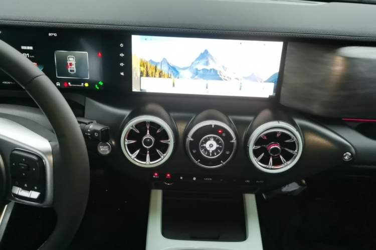 Used Tank 300 2023 City Edition 2.0T—Stylish as Ever Audio And AC Panel