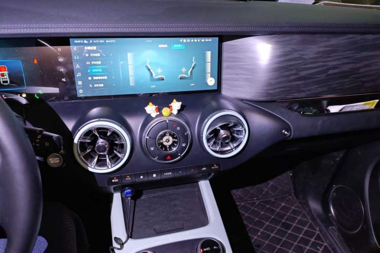 Used Tank 300 2023 City Edition 2.0T—Stylish as Ever Audio And AC Panel