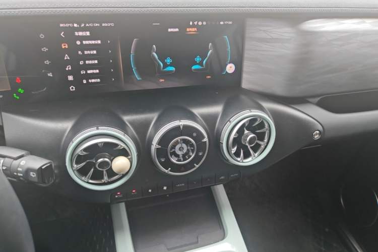 Used Tank 300 2023 City Edition 2.0T—Stylish as Ever Audio And AC Panel