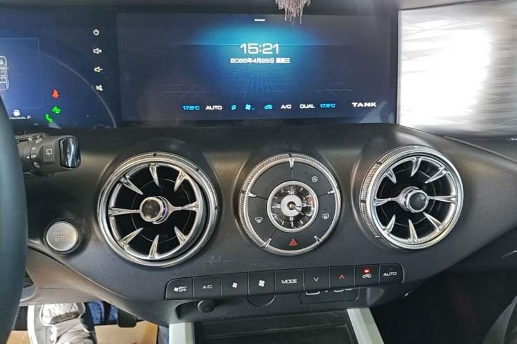 Used Tank 300 2023 City Edition 2.0T—Stylish as Ever Audio And AC Panel