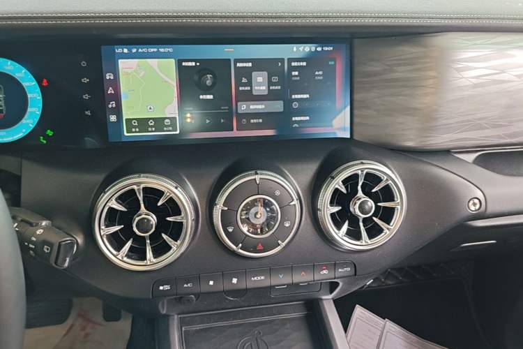 Used Tank 300 2023 City Edition 2.0T—Stylish as Ever Audio And AC Panel