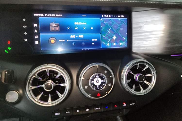 Used Tank 300 2023 City Edition 2.0T—Stylish as Ever Audio And AC Panel