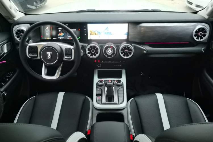 Used Tank 300 2023 City Edition 2.0T—Stylish as Ever Center Console