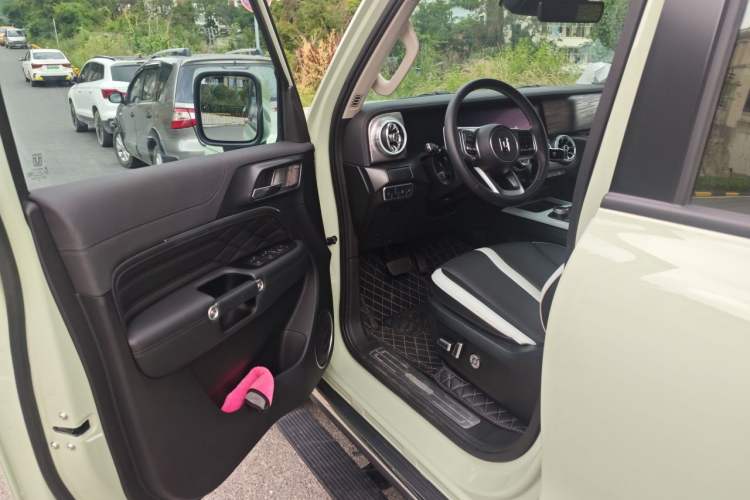 Used Tank 300 2023 City Edition 2.0T—Stylish as Ever Driver Seat