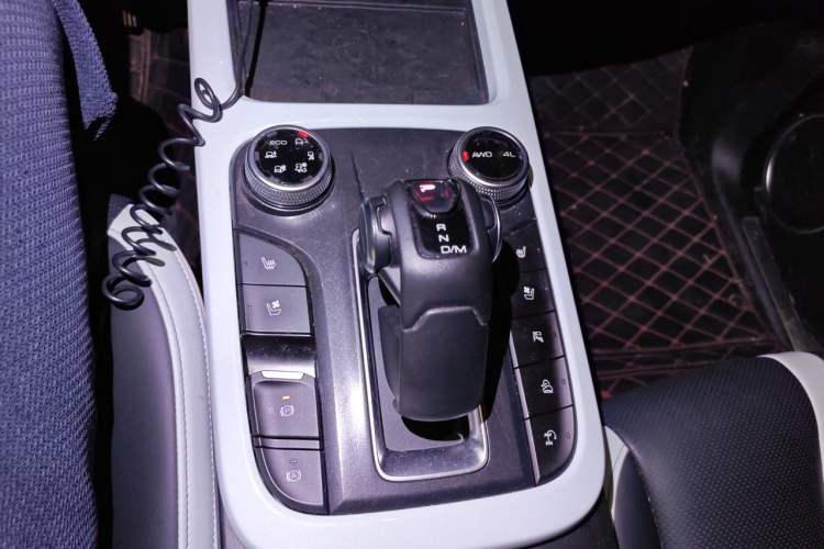 Used Tank 300 2023 City Edition 2.0T—Stylish as Ever Gear Lever