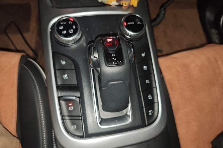 Used Tank 300 2023 City Edition 2.0T—Stylish as Ever Gear Lever