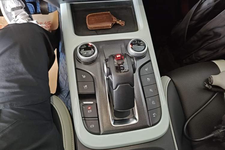 Used Tank 300 2023 City Edition 2.0T—Stylish as Ever Gear Lever